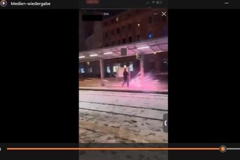 Böllervideo aus Plauen sorgt für Diskussionen im Netz: Unbekannter soll mit Feuerwerksbox auf Passanten am Postplatz gezielt haben - Ein Böllervideo, das in Plauen entstanden sein soll, kursiert in sozialen Netzwerken.