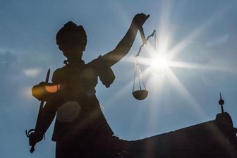 Böllerwurf auf Polizei - Meeraner muss Geldstrafe zahlen -