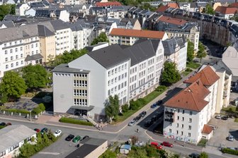 Böllerwurf vor Plauener Schule: Polizei fasst Tatverdächtigen - Die Dittes-Oberschule in Plauen (Mitte).