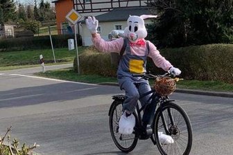 Börnichen: Radelnder Osterhase erfreut Kinder -
