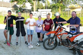 Börnichener Jugendclub feiert Jubiläum - Der Vereinsvorsitzende Martin Trinks (links) und seine Helfer haben wieder ein buntes Programm vorbereitet.