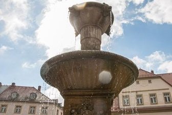 Börnichener Landfrauen schmücken Brunnen in Oederan - Der Brunnen auf dem Oederaner Marktplatz.