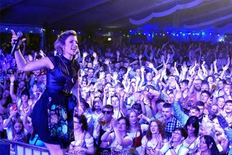 Börnichener Oktoberfest begeistert knapp 3500 Besucher - Mit dem Auftritt in Börnichen eröffnete Anna-Maria Zimmermann ihre Oktoberfest-Saison.