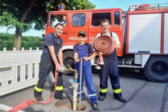Börnichener Parkfest: Feuerwehr rückt zum Aufbau aus - Der Börnichener Wehrleiter Falk Hoyer, Hendrik Hoyer und Colin Schönherr (vorn, v.l.)) halfen beim Aufbau der Schlauchstrecke mit. Das Fahrzeug steuerte Frank Köhler. Foto: Knut Berger