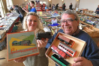 Börse in Freiberg: Die Magie der kleinen Bahnen - Annett Kunze empfing als Kassiererin die Gäste bei der Börse, hier mit Jürgen Winkler, seit 1967 Mitglied im FMC.