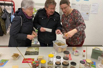 Börse in Mittweida: Saatgut und Erfahrungen tauschen - Martina und Helfried Stockmann (v. l.) ließen sich 2025 von Christina Gluth beraten.
