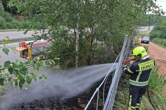 Böschung an der Autobahn in Brand geraten - 