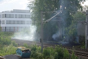 Böschungsbrände: Bahnverkehr bei Chemnitz, Hohenstein-Ernstthal und Glauchau unterbrochen - Am Sonntag gegen 18.30 Uhr waren an der Voigtsstraße Feuerwehr und Polizei im Einsatz. An der dort entlanglaufenden Bahnstrecke hatte Gestrüpp Feuer gefangen.