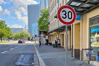 Böse Blitzer-Falle in Chemnitz: Plötzlich Tempo 30 in der Innenstadt - Auf der Chemnitzer Theaterstraße gilt plötzlich Tempo 30. Gut 100 Meter weiter hat das Ordnungsamt einen Blitzer aufgestellt.