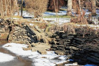 Böse Überraschung am Limbacher Dorfteich - Bei der Sanierung des unteren Dorfteiches in Limbach erlebte die Gemeinde eine böse Überraschung: Als das Wasser abgelassen war, brachen Teile der Teichmauer ein. Jetzt ist guter Rat teuer.