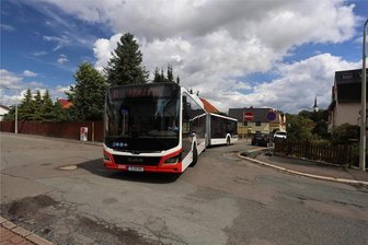 Böse Überraschung nach dem Kurzurlaub: Zwickauer finden sich plötzlich in Parkverbotszone wieder - Das war für die Anwohner ein ungewohntes Bild: Für zwei Wochen nahm der Bus den Umweg über die Mottelerstrasse, weshalb in den umliegenden Straßen Parkverbot ausgewiesen war.