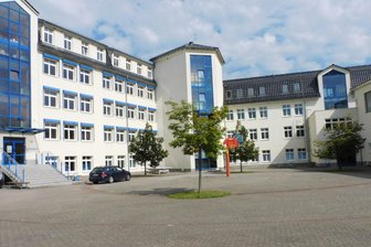 Böse Überraschung: Wasserschaden in Weischlitzer Schulturnhalle - In der Turnhalle der Oberschule Weischlitz ist ein immenser Wasserschaden entstanden.