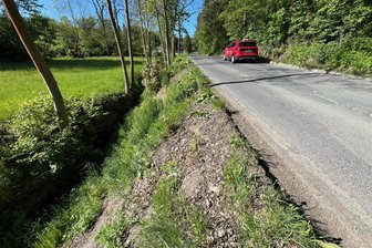 Bösenbrunn: Angst vor Auto-Absturz von maroder Kreisstraße - Die Hauptstraße in Bösenbrunn ist in schlechtem Zustand. Ein Seitenstreifen oder Bankett existiert nicht - und ein metertiefer Abhang von der Kreisstraße in Richtung Dorfbach schließt sich unmittelbar an.