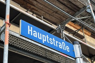 Bösenbrunn: Einwohnerversammlung zu doppelten Straßennamen kommt - In der Diskussion um die Umbenennung von Straßen in Bösenbrunn geht es um vier Hauptstraßen (im Foto in Bösenbrunn) und zwei Drödaer Straßen.