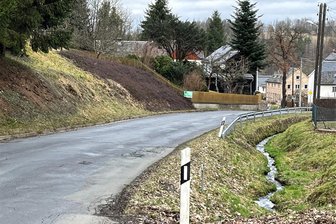 Bösenbrunn: Kein Geld für Bau von kaputter Ortsdurchfahrt - Der Bau der Hauptstraße in Bösenbrunn ist ein seit Jahren diskutiertes, aber immer wieder verschobenes Thema.