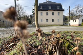 Bösenbrunn krempelt Pläne für das Rittergut um - An der Nordseite des Ritterguts Bösenbrunn ist das Gerüst gefallen. Im Dach sind aus Kostengründen noch provisorische Fenster eingebaut, der Anstrich fehlt noch teils - wichtige Aufgaben für den weiteren Bau. In den Nordflügel des Hauses könnte die Gemeindeverwaltung einziehen - dort, wo sie bereits von 1994 bis 1999 ihre Räume hatte.