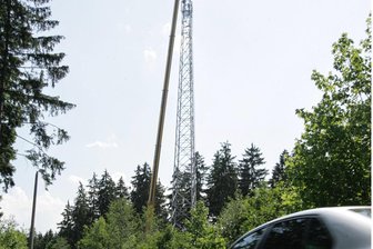 Bösenbrunn: Rätselraten um Gittermast mitten im Wald - Ein Gittermast (Symbolfoto) ist im Wald zwischen Bobenneukirchen und Triebel aufgestellt worden.