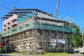 Bösenbrunn verliert spektakuläres Dach - Am Dienstagvormittag hat der Abbau des Schutzdaches für das Rittergut Bösenbrunn begonnen.