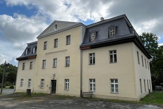 Bösenbrunn: Warum die Ritterguts-Dachsanierung 100.000 Euro mehr kostet - Am Rittergut Bösenbrunn ist der erste Bauabschnitt so gut wie abgeschlossen. Kosten: 872.000 Euro.