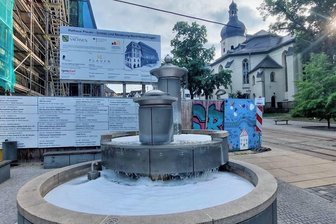 Böser Scherz: Wer hat den Plauener Brunnen zum Schäumen gebracht? - Das Wasser im Plauener Rathaus-Brunnen war am Mittwochabend von Schaum bedeckt.