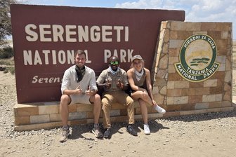 Böses Erwachen mitten in den Unruhen von Tansania: Flitterwochen werden für Erzgebirgsliga-Kicker zum Albtraum - Zu Beginn der Reise, als Nick und Eva Rothenstein mit ihrem Guide den Serengeti Nationalpark besuchten, war die Welt noch in Ordnung.