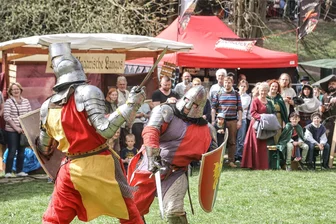 Bogenschießen, Eselreiten, Schlemmen: Was ein Besuch auf dem Mittelaltermarkt in Chemnitz kostet - Schaukämpfe gehören zu den kostenfreien Programmpunkte auf dem Mittelaltermarkt an der Burg Rabenstein. Für viele andere Attraktionen wie Eselreiten, Bogenschießen oder Karussellfahren müssen Besucher extra zahlen.