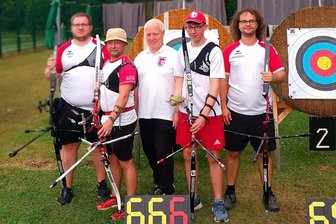 Bogenschützen des SV Rot-Weiß Werdau melden sich mit Platz 3 in der Landesliga zurück - Holen Platz 3 für Werdau: Eric Weber, Jens Brückner, Frank Hummel, Ferenc Kramer und Sebastian Neubert.