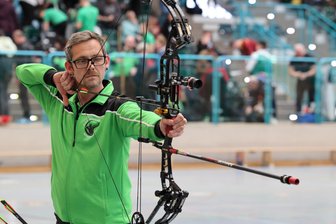 Bogensport bekommt erneut eine Bühne im Erzgebirge: Und jeder hat seine eigene Technik - René Jaensch vom Schützenverein Schlettau gehörte nicht nur zu den fleißigen Helfern bei der Landesmeisterschaft, sondern trat auch selbst an.