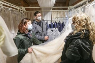 Boho-Stil und Scheunenparty: Das ist bei Hochzeiten angesagt - Die Chemnitzer Jenny Raßmann (l.) und René Steiniger lassen sich von Antje Lehrke von Tizziano-Brautdesign zu Kleidern und Anzügen beraten. 
