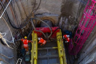 Bohrer frisst sich unter Kleingartenanlage hindurch - Bauarbeiten an der Seumestraße in Plauen. Für den Neubau eines Mischwasserkanals in acht Meter Tiefe kommt ein Spezialbohrer zum Einsatz. 