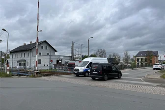 Bohrungen am Cainsdorfer Bahnübergang: Erste Vorarbeit für Neubau der Brücke - Der Bahnübergang an der Cainsdorfer Brücke soll zu einem reinen Übergang für Radler und Fußgänger umgebaut werden.