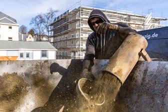Bohrungen im Vogtland für die Energie aus der Erde: Dieser Ort setzt bei der Heizung auf Erdwärme - In Ellefeld hat die Probebohrung für die späteren Erdwärmesonden am Mehrzweckgebäude H34 begonnen. Tino Hennig nimmt Gesteinsproben.