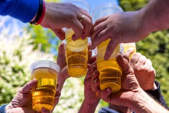 Bollerwagen und Bier: Warum der Vatertag weiter aktuell ist - Alkohol gehört für viele zum Vatertag dazu. (Archivbild)