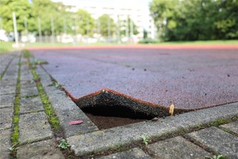 Bolzplatz in Zwickau-Neuplanitz soll neuen Kunststoffbelag bekommen - Beim Bolzplatz am Ludwig-Krebs-Weg in Neuplanitz lösen sich die Kanten des Kunststoffbelages.