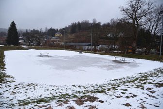 Bolzplatz, Trampolin, Festplatz: Neuer Anlauf für Gestaltung von Ex-Eisbahngelände in Klingenthal - Das Gelände der früheren Klingenthaler Eisbahn soll neu gestaltet werden.