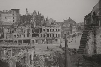 Bombardierung Plauens im Februar und März vor 80 Jahren: „Es sind ganze Familien komplett ausgelöscht worden“ - So sah es an der Syrastraße nach der Bombardierung vom 26. März 1945 aus, links im Hintergrund: der Schlosshang.