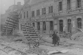 Bombardierung Plauens vor 80 Jahren mit mehr als 130 Toten in 13 Minuten: „Menschen sind durch die Druckwelle regelrecht zerfetzt worden“ - Südseite des Empfangsgebäudes am Oberen Bahnhof Plauen am 16. Januar 1945: Nach der Bombardierung des Gebietes mit Spreng- und Brandstabbomben biegen sich die Gleise nach oben.