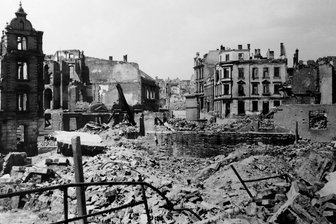 Bombardierung Plauens vor mehr als 80 Jahren: Wegen großer Nachfrage gibt es weitere Vorträge – wo es jetzt Tickets dafür gibt - Blick in die Plauener Forststraße nach der Bombardierung der Stadt.