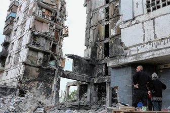 Bomben aufs Brudervolk: Was ein ukrainischer Zeitzeuge in Chemnitz von seiner russischen Gefangenschaft berichtet - Großwohnblöcke, ähnlich denen im Chemnitzer Wohngebiet "Fritz Heckert", gibt es viele in Mariupol. Die russische Artillerie griff sie mit Bomben und Raketen an. Viele dieser zivilen Ziele wurden bis auf die Grundmauern zerschnitten, so wie auch das Haus, in dem Zeitzeuge Kostiantyn Velychko lebte.