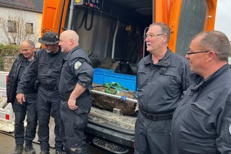 Bomben-Fund in Chemnitz: Drohen der Spaziergängerin Konsequenzen? - Die Entschärfer: Als die Spaziergängerin plötzlich auf der Straße stand, schauten die Kampfmittelbeseitiger nicht schlecht.