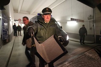 Bombenalarm legt Zwickauer Arcaden lahm - Hauptkommissar Hans Peter Scheidler mit dem Koffer. 