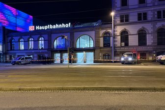 Bombendrohung gegen Chemnitzer Hauptbahnhof - Sperrung aufgehoben - Abbildungen zeigen Polizeiabsperrungen am Chemnitzer Hauptbahnhof.