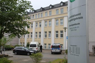 Bombendrohung im Landratsamt Aue -