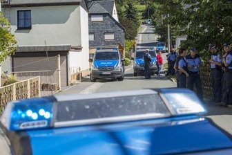 Bombendrohung mitten in der Dorfidylle - Nach einer Bombendrohung am Mittwochvormittag gegen die Firma Imeco konnten kurz vor 17 Uhr die evakuierten Anwohner wieder in ihre Häuser, die Beschäftigten des Unternehmens wieder auf das Firmengelände.