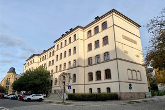 Bombendrohungen an sächsischen Schulen: Innenminister bestätigt Bezug zum Nahostkonflikt - Die Oberschule Am Körnerplatz auf dem Sonnenberg in Chemnitz blieb am Montag wegen einer Bombendrohung geschlossen. Zwei Drittel der Schüler haben hier einen Migrationshintergrund.