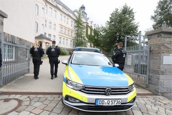 Bombendrohungen an zwei Oberschulen in Plauen: So ordnet die Polizei die Lage ein - Entwarnung: Nach anderthalb Stunden war die Durchsuchung der Friedensschule für die Polizei abgeschlossen.