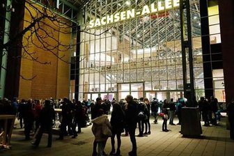 Bombendrohungen gegen Einkaufszentren aufgeklärt: Polizei ermittelt Tatverdächtigen - 
