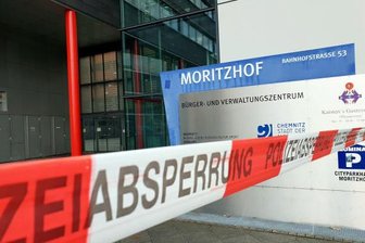 Bombendrohungen gegen Jugendamt: Polizei setzt Belohnung aus - Auch am Dienstag war das Jugendamt wegen einer Drohung abgesperrt.