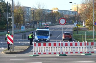 Der Sperrkreis rund um die Bombe ist von der Polizei abgeriegelt. Rein darf jetzt keiner mehr.