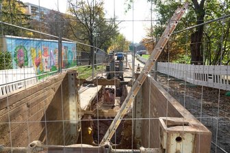 Hier beginnt jetzt die eigentliche Arbeit. Die Bombe wird an ihrem Fundort freigelegt.